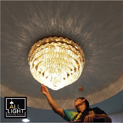 ติดตั้งโคมไฟช่อคริสตัล